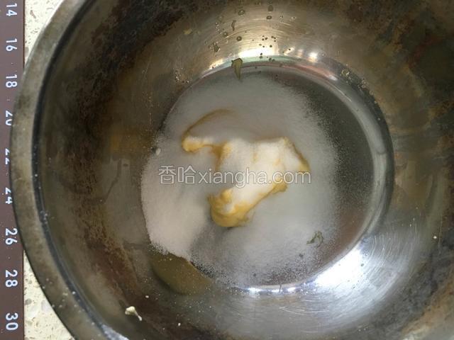 软化黄油中加入白砂糖，搅拌均匀。
