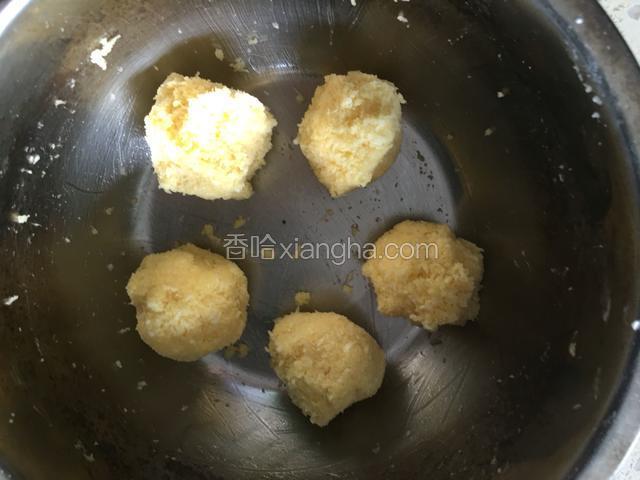 把搅拌好的椰蓉馅儿平均分成五份，备用。