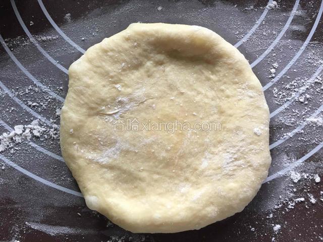 收口朝下，按扁，用擀面杖擀成圆形。