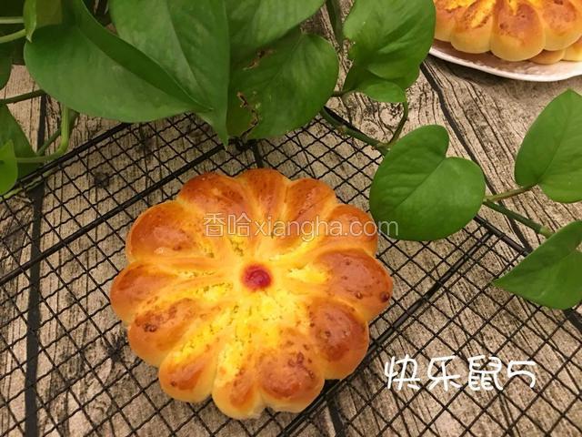 漂亮的花形椰蓉面包！