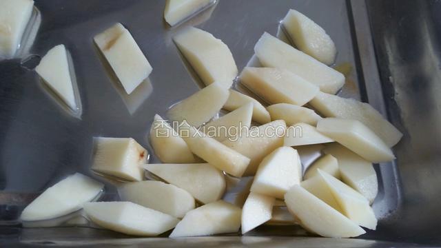 将土豆切成菱形块后备用