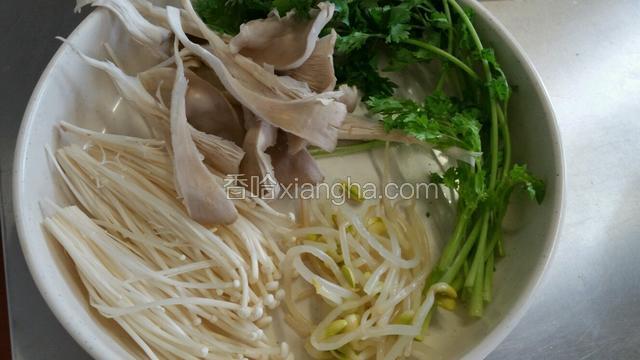 将金针么、鲜么、黄豆芽、香菜清洗干净后备用
