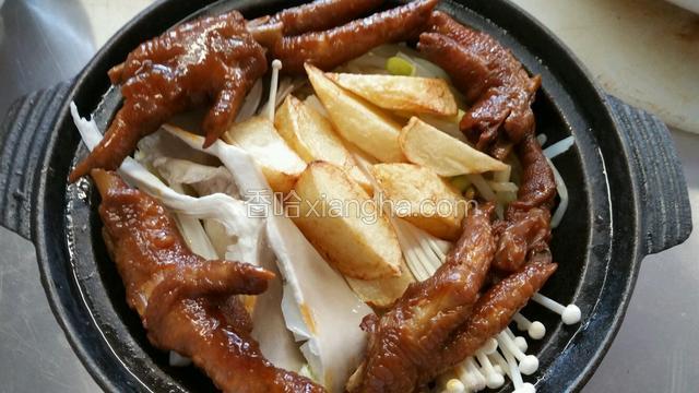 将娃娃菜、金针么、黄豆芽、土豆、风爪有序摆放