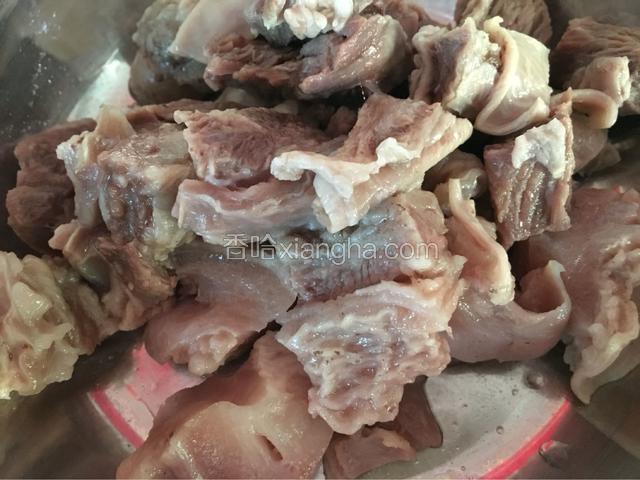 新鲜牛腩多洗几次，洗去部分血水，冷水下锅，煮出血水，捞出，放进高压锅，加上香叶和姜片，适量的水、料酒，少许盐，我的是电高压锅，水开后压了30分钟。如果没有高压锅，尽量用同样的材料焖1个小时以上，这一步省略的话，牛腩会很难嚼。煮好后捞出牛腩，放凉后切段，牛肉汤留着待用。