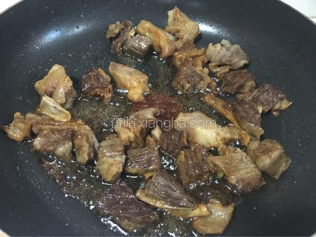 热锅，放油，下牛腩，翻炒几下淋点生抽，爆香后盛出待用