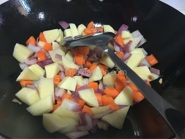 热锅，下油，油8分热时下蒜蓉，爆香后下洋葱，翻炒至洋葱变白，把土豆、胡萝卜倒入一起继续翻炒一分钟左右，接着放入炒好的牛腩继续翻炒1分钟左右