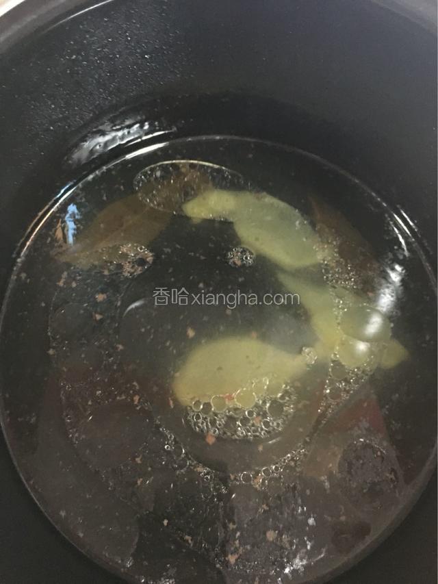 然后加入先前焖牛腩的汤