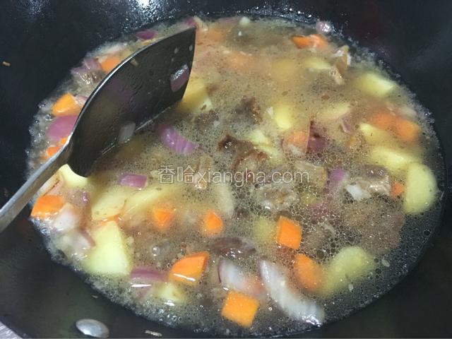 刚好没过食材即可，中火滚5分钟，胡萝卜土豆熟了即可，喜欢多汁就不要煮太久。