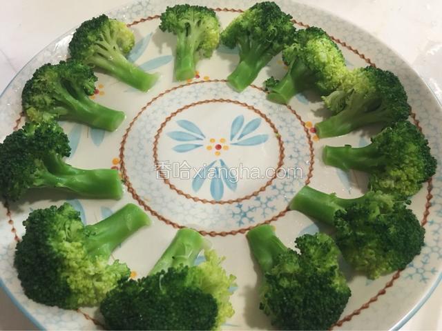 在煮牛腩的时候，已经把西兰焯好盛出摆盘了