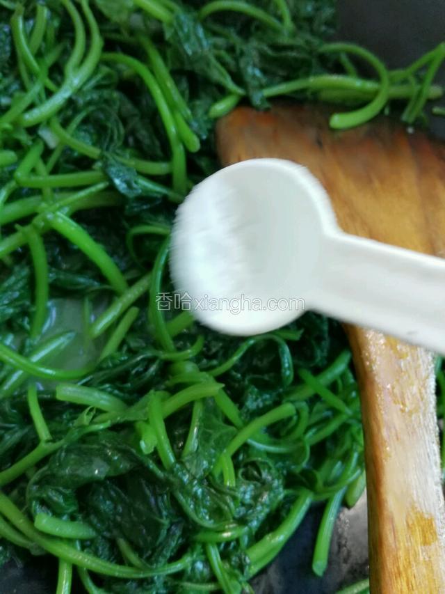 加入一点点水翻炒
加入适量盐、鸡精调味