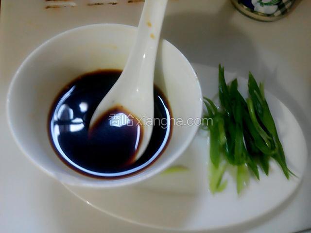 蒸鱼时就准备葱切段，两匙酱油加两匙水少许的鸡精一起拌均匀，