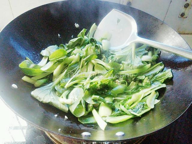 用锅铲再翻一面。