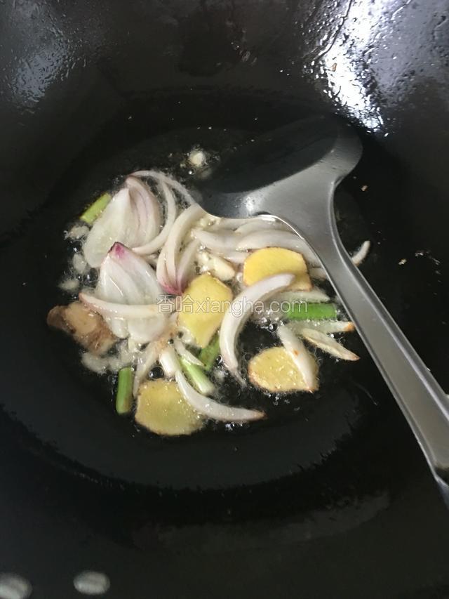 油锅烧热，葱姜蒜爆香。