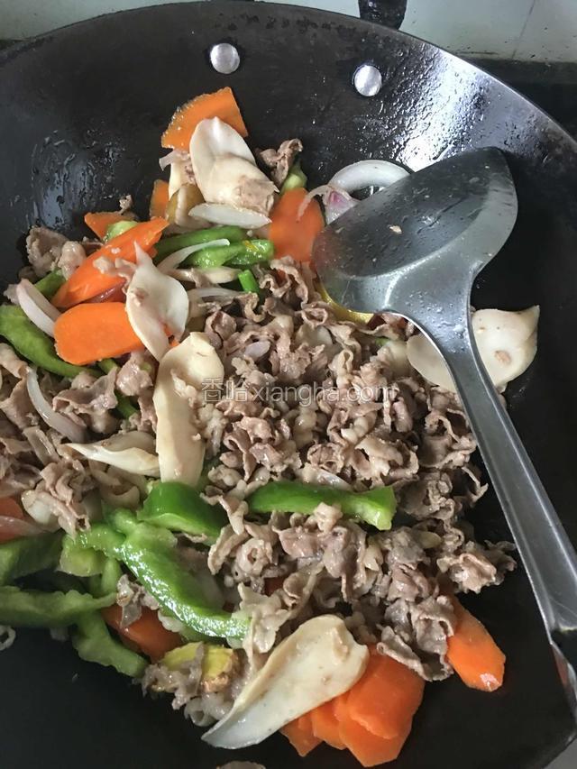 把所有材料都倒入锅内爆炒，加入适量的辣酱，鸡精，生抽和盐调味翻炒均匀，最后淋入少许料酒翻炒片刻即可。