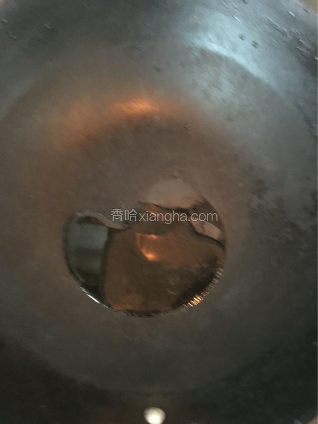 锅烧热后放食用油