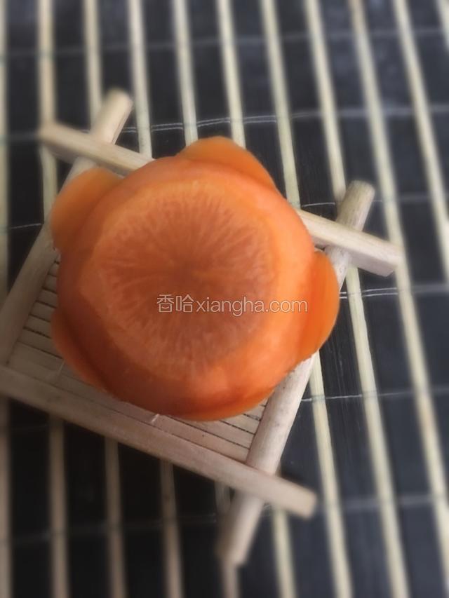 小用小刀刻出五朵花瓣；