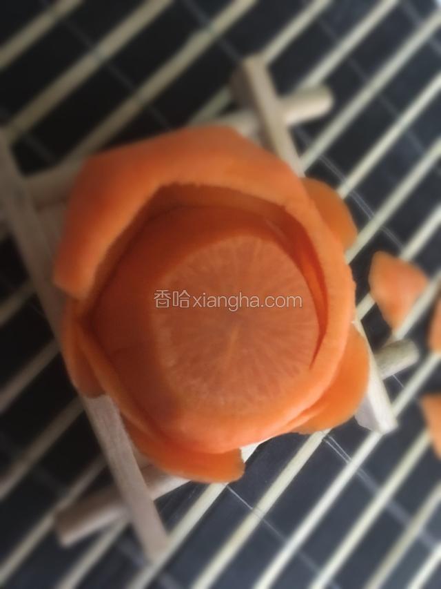 用小刀开始修成圆形胚；