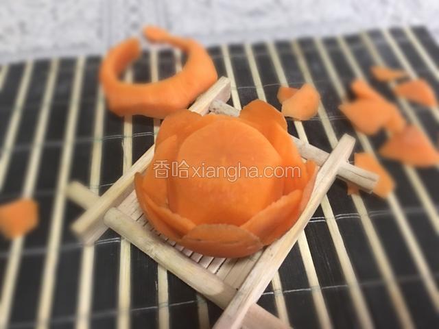 继续刻五朵花瓣；