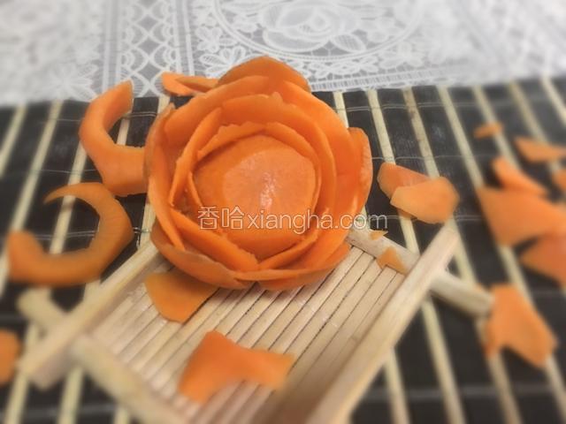 继续刻出第四层花瓣；