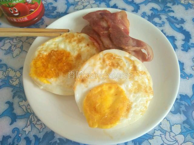 煎好的鸡蛋和培根放盘里