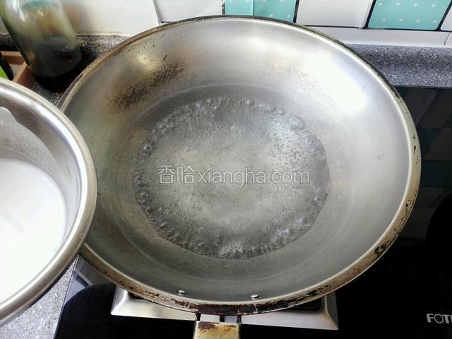 把剩下350毫升水倒入锅中，水开后倒入水淀粉，一手倒入一手快速顺时针搅动。