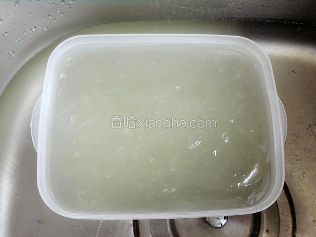 离火立刻倒入模具盒，隔凉水迅速凉透