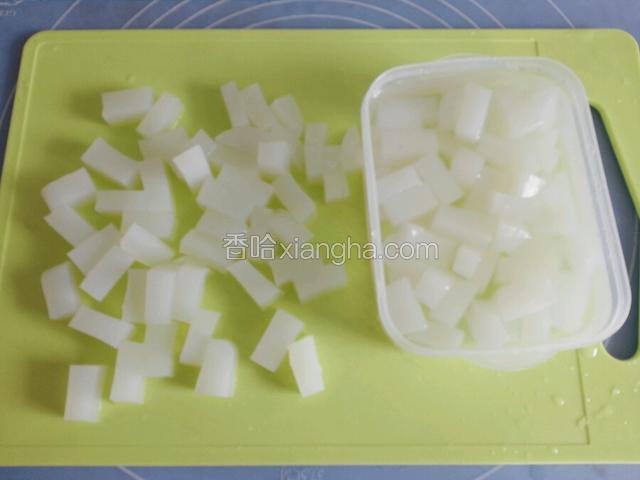 刀沾凉水切成小块，一次吃不完放入装有凉水模具中