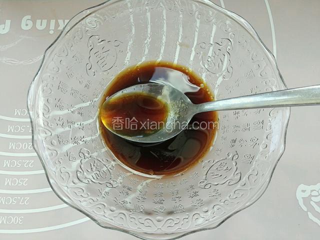 调制碗汁【一勺自然鲜酱油，一勺白醋，0.5克盐，一勺白糖，2-3滴香油和鸡汁搅匀】喜吃辣可适量辣椒油或辣椒粉。