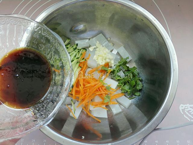 把绿豆凉粉，胡萝卜丝，黄瓜丝，蒜末放入盆中，倒入调好碗汁拌匀即可