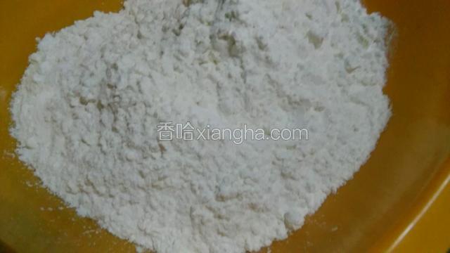 面粉装在大点的容器里（可以用力的容器）