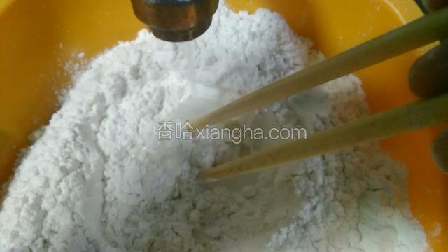 用筷子在中间扒个窝入水，边入水边搅动，水要慢慢的入。