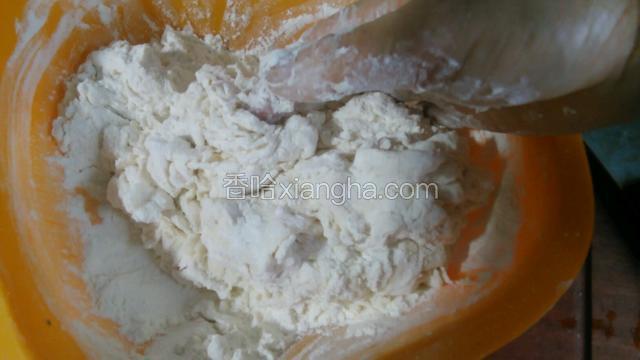 用筷子都搅拌成团就用手揉面