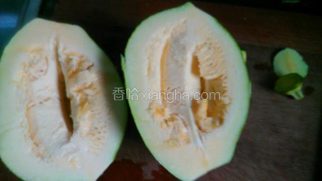 南瓜切去瓜蒂，切开。
