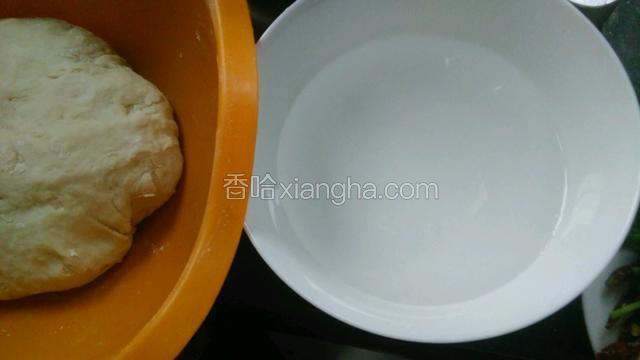 看着开始烧开了就准备下疙瘩，旁边准备一碗清水。