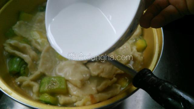 煮开后一两分钟的时候，每个面疙瘩都浮在上面就都熟了，为了熟透可以淋点冷水。