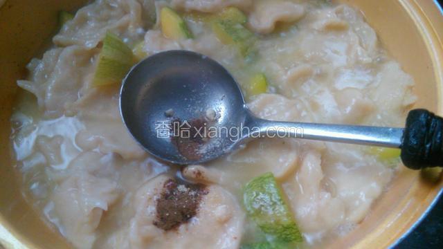 再煮开后给胡椒粉，味精，拌匀（这个时候可以尝尝咸淡）拌匀可以关火了。