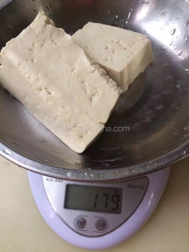 豆腐适量备用。