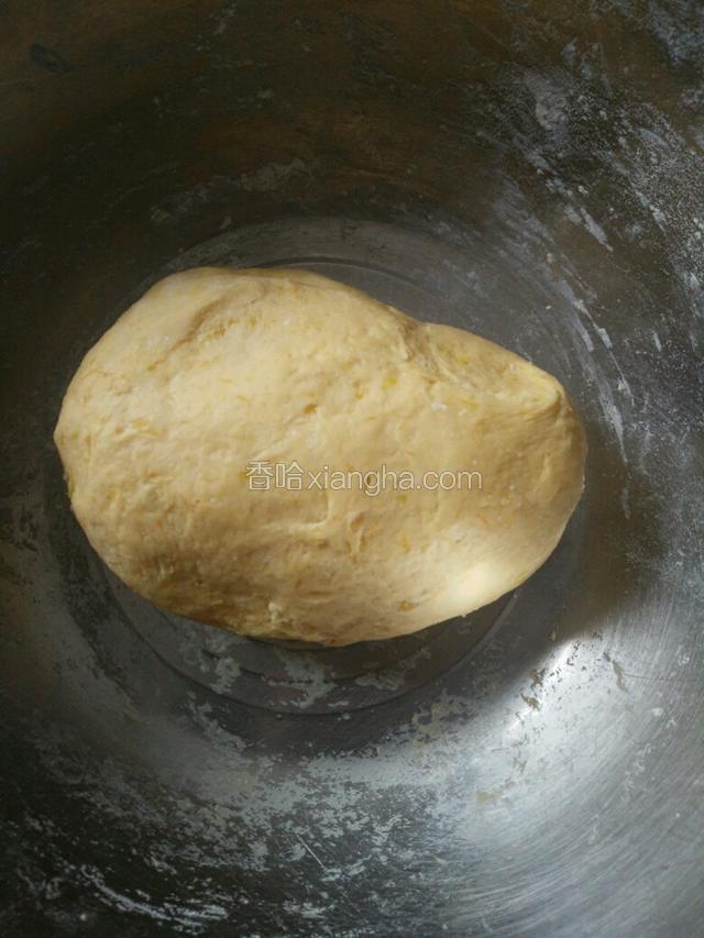 面团取出，反复揉成光滑的面团