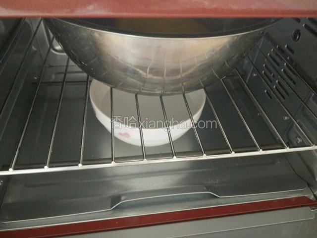 放一碗温水，放进烤箱发酵至两倍大