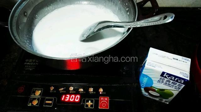 把椰浆加冰糖煮开来一下，因为椰浆是高温消毒过的，所以不怕煮开来会怎么样滴～糖就根据自己的口味加多少