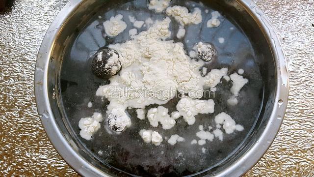 葡萄摘粒，放到水里倒入少量面粉，泡20分钟，然后一个个洗干净控水