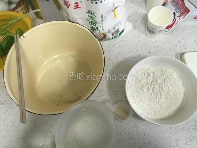 准备材料
温水40多度，酵母粉，面粉等按照主料中的说明备份。