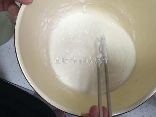 第一次发面
温水+4g酵母粉+250g面粉在盆里搅拌成面糊状，不要起面筋，多放点温水，到筷子沾不住的程度。
