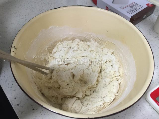 加干面粉
加600g干面粉左右，搅拌成面片状如下图所示。