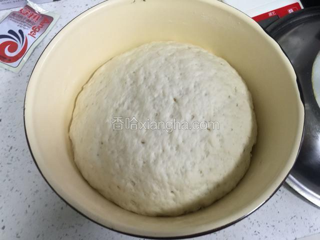 等第二次发面
盖上锅盖活着保鲜膜等发酵，夏天约1个小时左右，冬天需要加温水，帮助它发酵，体积发酵到原来的2到3倍。