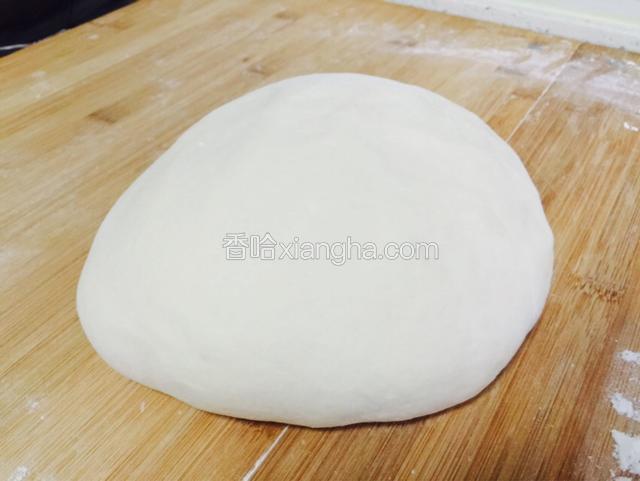 和面
这次和面不用加水，直接加点干面粉使劲揉面，成非常光滑面团，没有裂纹没有气泡就可以了。如下图