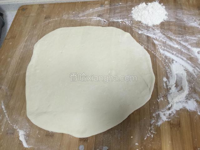 将面团擀成面皮，面团大的话可以切成几分，分别擀成面皮。