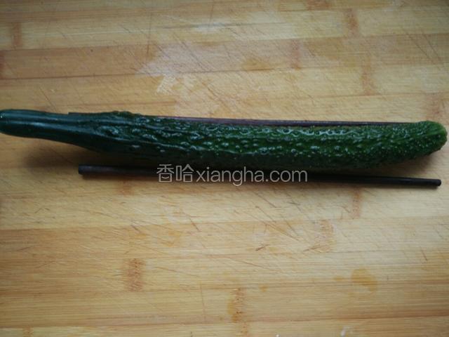 用两根筷子，把黄瓜放中间，切花刀