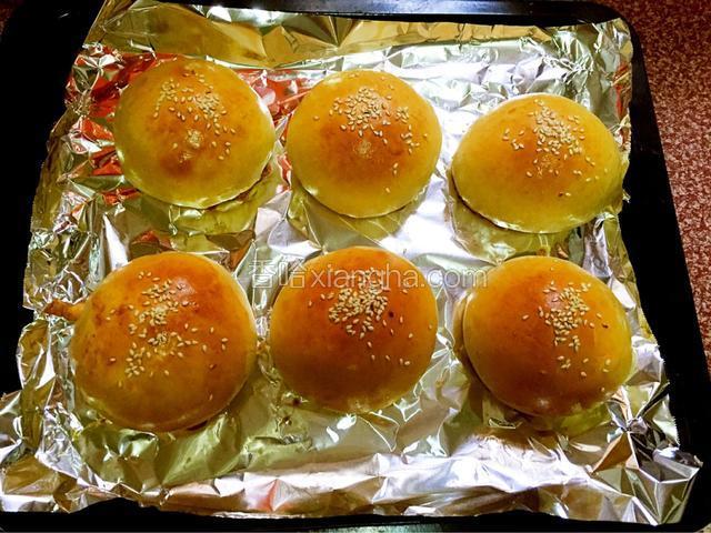 晾凉后即可一分为二，中间夹上自己喜欢的蔬菜和肉类就可以吃了