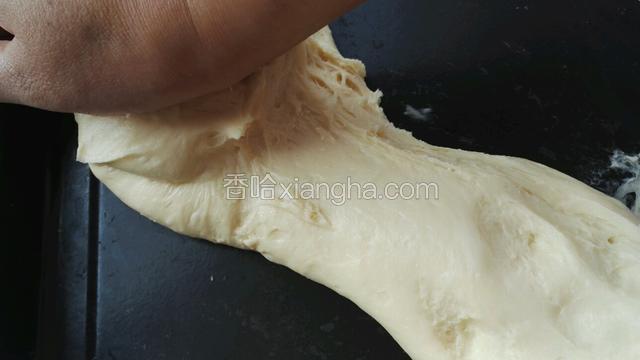 取出开始揉面，揉搓摔抻。